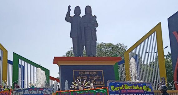 Karangan Bunga Penuhi Monumen Cinta Habibie - Ainun - JPNN.com