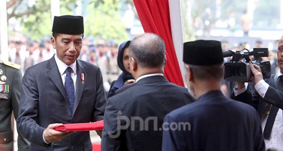 Jokowi Pimpin Upacara Pemakaman Alm. BJ Habibie - JPNN.com