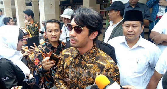 Reza Rahadian Antarkan BJ Habibie ke Peristirahatan - JPNN.com