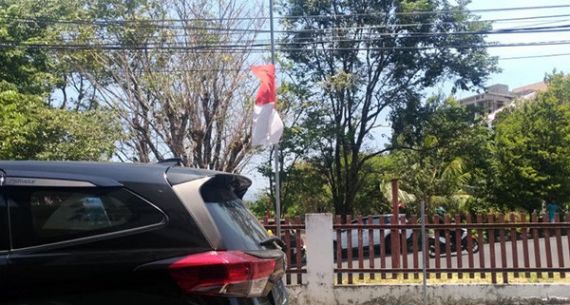 Berkabung, Warga Kibarkan Bendera Setengah Tiang - JPNN.com