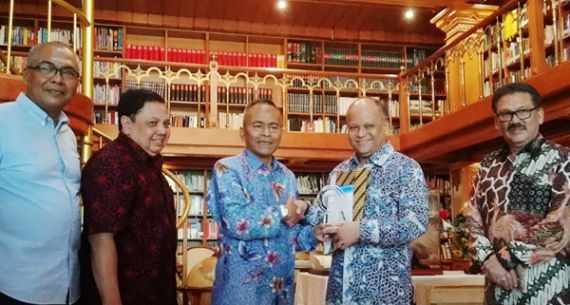 Alm. BJ Habibie Terima Gelar Tokoh Kemerdekaan Pers - JPNN.com