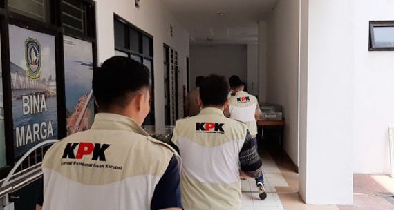 Penyidik KPK Geledah Kantor Dinas PUPR Kepri - JPNN.com