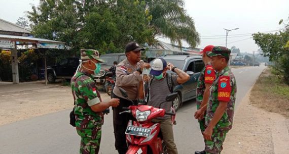 TNI - Polri Bagikan Masker untuk Warga - JPNN.com