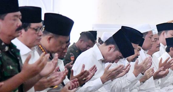 Salat Istisqa, Presiden Jokowi Berdoa Minta Hujan - JPNN.com