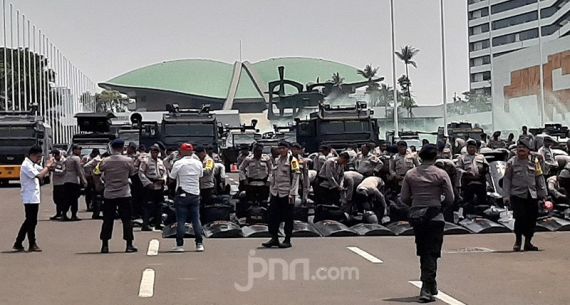 Petugas Kepolisian Bersiaga di Gedung DPR - JPNN.com