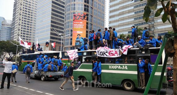 Mahasiswa Terus Bergerak ke Gedung DPR RI - JPNN.com