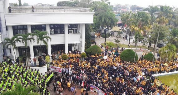 DPRD Sumbar Digeruduk Ribuan Mahasiswa - JPNN.com