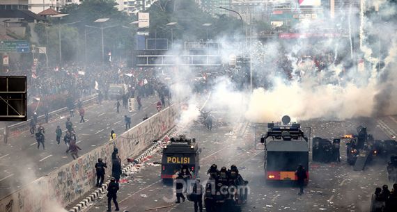 Bentrok Mahasiswa dan Polisi Terjadi Hingga Malam - JPNN.com