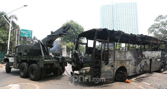 Bangkai Bus TNI Dievakuasi - JPNN.com