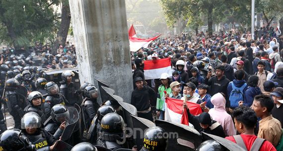 Ribuan Pelajar Serbu Gedung DPR RI - JPNN.com