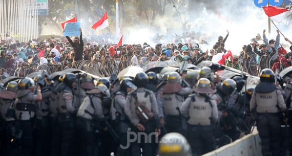 Mahasiswa dan Pelajar Bentrok dengan Aparat Kepolisian - JPNN.com