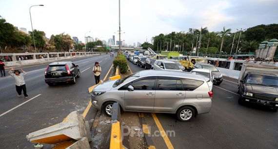 Imbas Bentrok, Jalan Tol dalam Kota Ditutup - JPNN.com