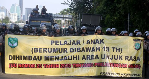 Polisi Bentangkan Spanduk Himbauan kepada Pelajar - JPNN.com