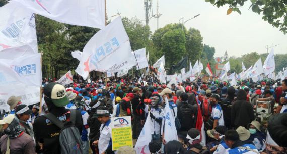 Ribuan Buruh Padati Jalan Gatot Subroto - JPNN.com