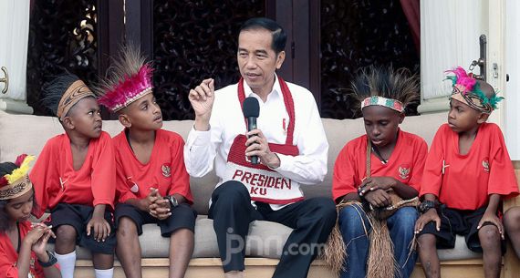 Presiden Jokowi Bertemu Siswa SD Jayapura dan Asmat - JPNN.com