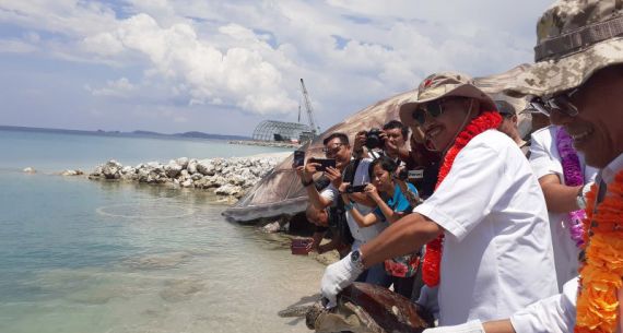 Menpar Arif Yahya Lepas Penyu di Pulau Pengalap - JPNN.com