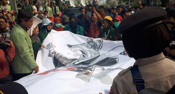 BEM SI Hadiahkan Poster Tikus Berdasi kepada Kepolisian - JPNN.com