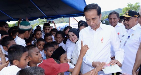 Presiden Jokowi Kunjungi Posko Pengungsi di Maluku - JPNN.com