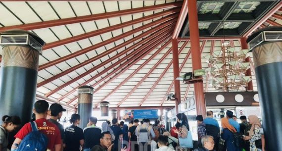 Ratusan Penumpang Sriwijaya Terlantar di Soetta - JPNN.com