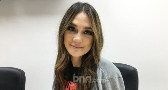 Hiii, Luna Maya Mengaku Ketempelan Mahluk Halus - JPNN.com