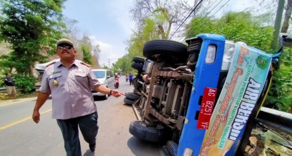 Naas, Truk Pengirim Bantuan Air Bersih Terguling - JPNN.com