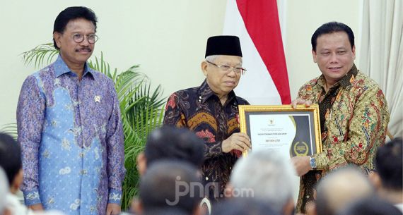 Wapres Ma'ruf Amin Berikan Penghargaan kepada Bawaslu - JPNN.com