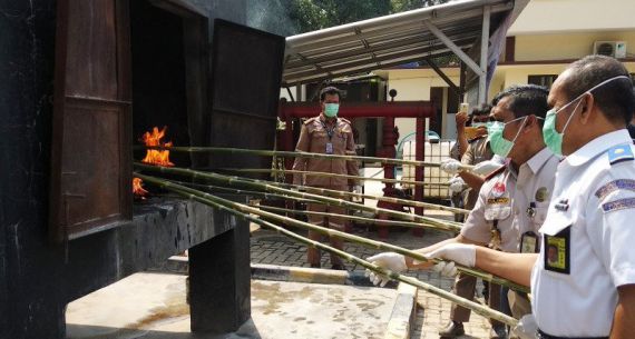 Balai Pertanian Musnahkan Daging Babi dan Celeng - JPNN.com