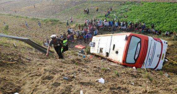 Sopir Mengantuk, Bus Terjang Pembatas Tol - JPNN.com