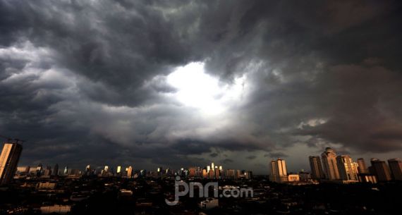 Awan Hitam Menyelimuti Jakarta - JPNN.com