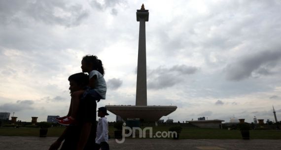 Menikmati Suasana Monas Jelang Pergantian Tahun - JPNN.com