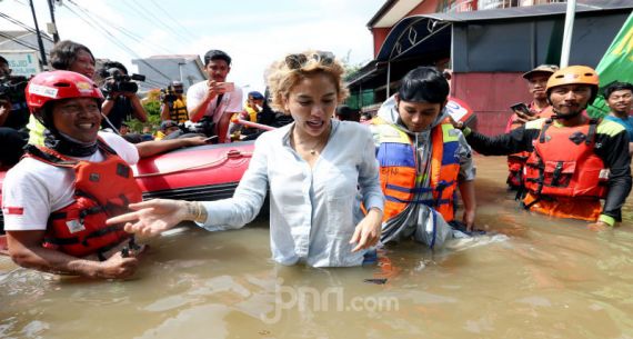 Nikita Mirzani Banjir-Banjiran Di Ciledug Indah - JPNN.com