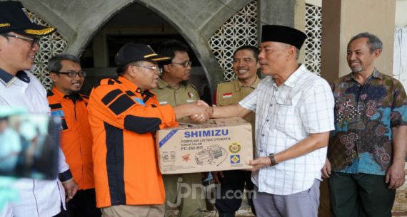 Presiden PKS Berikan Bantuan Korban Banjir di Cipinang Melayu - JPNN.com