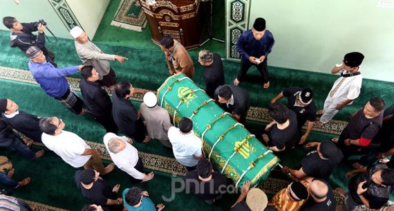 Jenazah Ria Irawan Disalatkan di Mesjid At Taqwa - JPNN.com