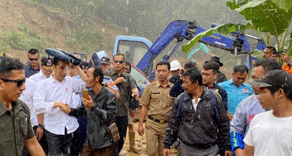 Berkunjung ke Sukajaya, Jokowi Diguyur Hujan - JPNN.com