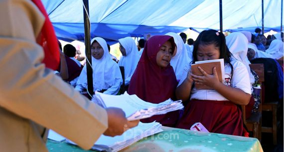 Atap Roboh, Siswa SDN Cirimekar 2 Belajar di Tenda - JPNN.com