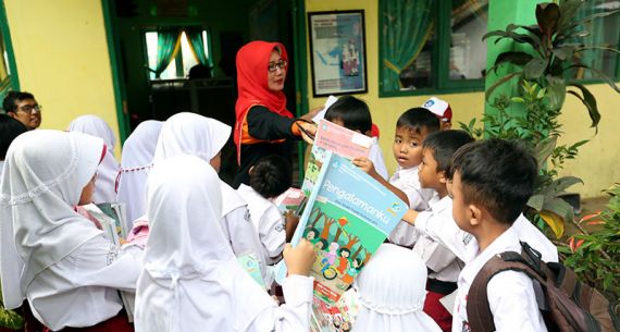 SDN Cirimekar 2 Terima Bantuan Buku dan Alat Tulis - JPNN.com