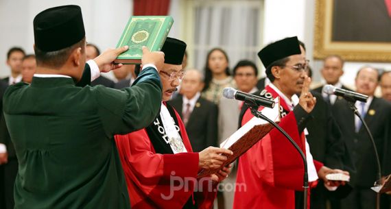 Jokowi Lantik Hakim MK Suhartoyo dan Daniel Yusmic - JPNN.com