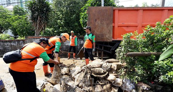 Pasca Banjir, Petugas PPSU Bersih-bersih - JPNN.com