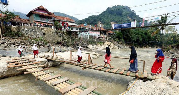 Jembatan Penghubung 4 Kampung Belum Dibangun - JPNN.com