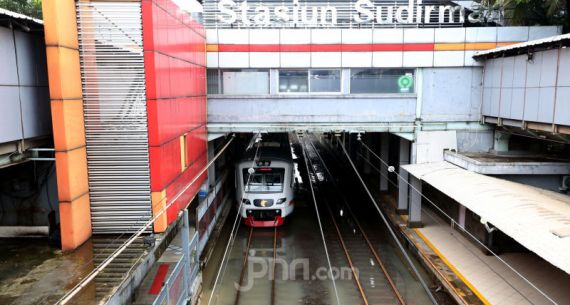 Pasca Hujan Deras, Rel Stasiun Sudirman Terendam Air - JPNN.com