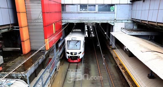 Rel Stasiun Sudirman Tergenang Air - JPNN.com