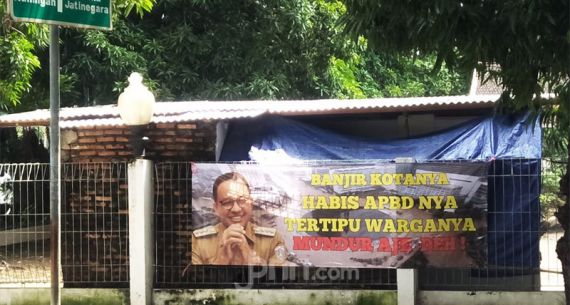 Muncul Spanduk Anies Diminta Mundur Gara-Gara Banjir - JPNN.com