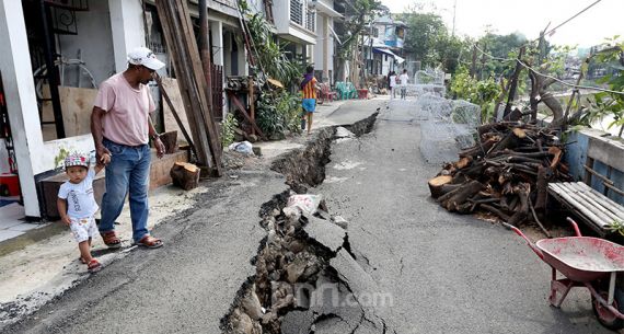 Ngeri, Jalan di Kesatria Matraman Amblas - JPNN.com