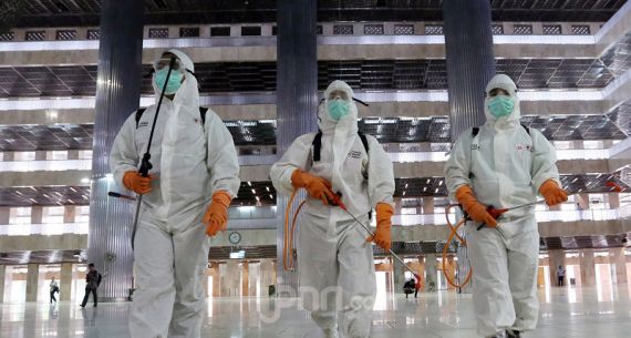 Cegah Virus Corona, Masjid Istiqlal Disemprot Disinfektan - JPNN.com