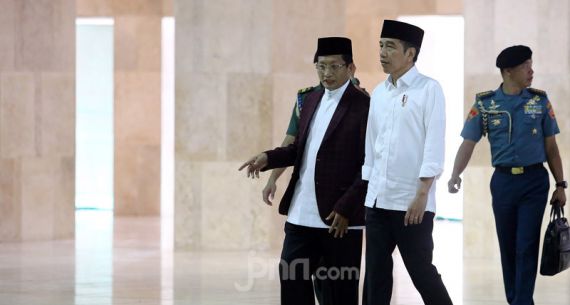 Jokowi Pantau Penyemprotan Desinfektan di Istiqlal - JPNN.com