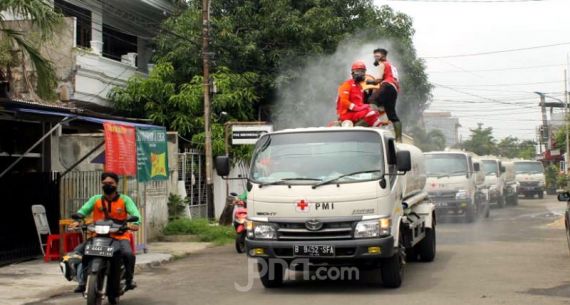 PMI Kerahkan Relawan Semprotkan Disinfektan di 600 wilayah DKI Jakarta - JPNN.com