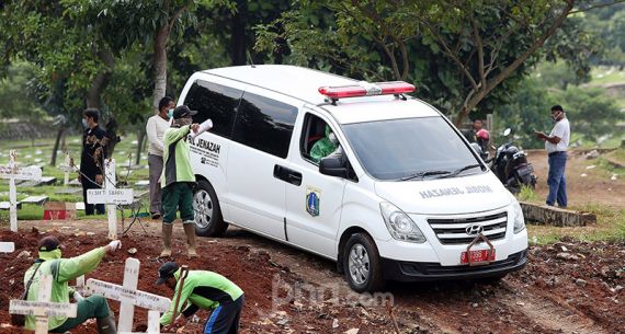 Korban-korban Covid-19 di DKI Jakarta Dimakamkan - JPNN.com