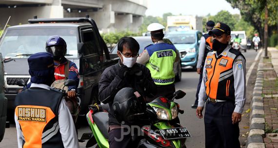 Petugas Sosialisasikan Pemakaian Masker Selama PSBB - JPNN.com