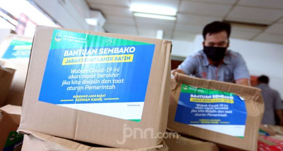 Pemprov Jabar Salurkan 500 Ribu Bantuan Sosial - JPNN.com