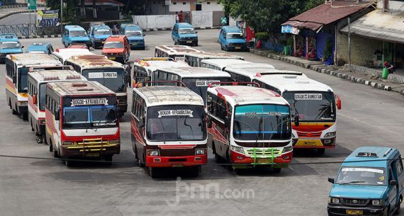 Minibus Masih Sepi Penumpang - JPNN.com